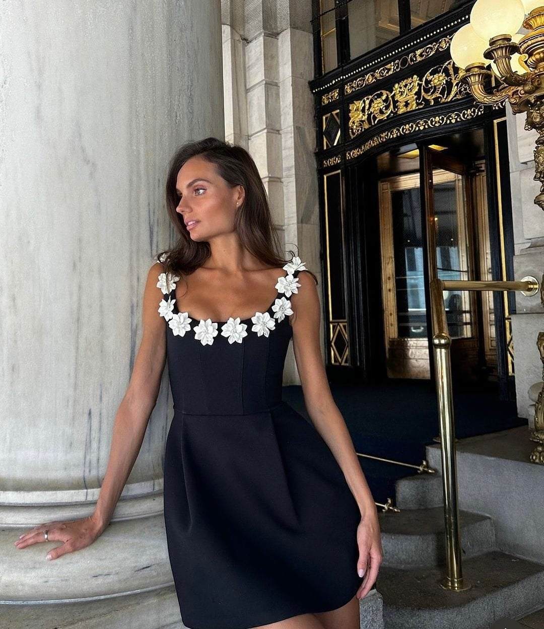 Mini robe noire à fleurs blanches harmonie