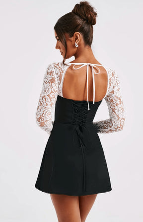 Robe noire dentelle vue dos lune