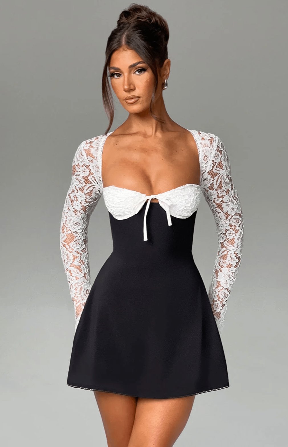 Robe noire dentelle vue décolleté rose