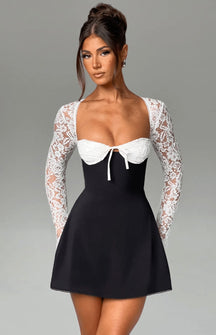 Robe noire dentelle vue décolleté rose