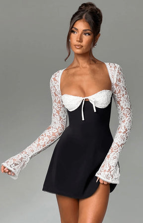 Robe noire dentelle vue profil océan