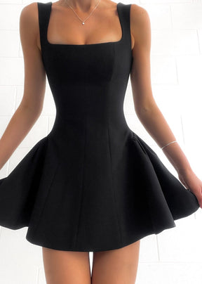 Robe plissée noire vue de dos cristal