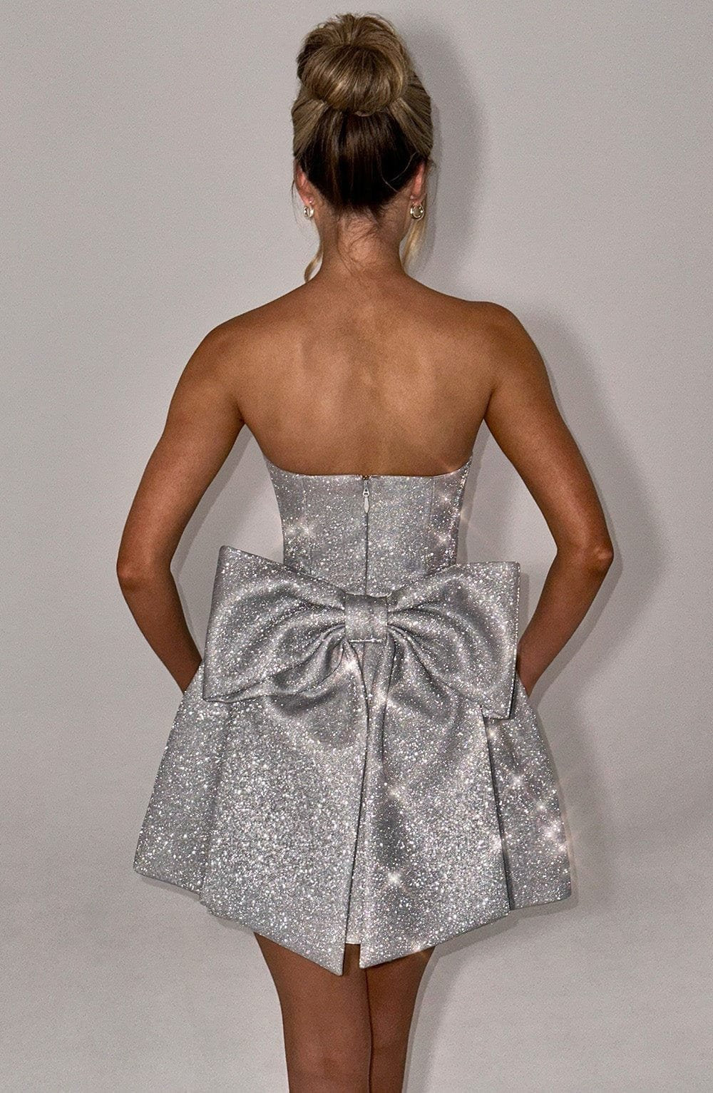 Mini robe brillante avec nœud au dos cristal