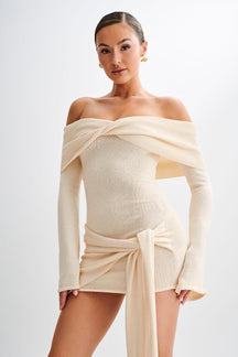 Robe tricotée épaules nues crème élégante papillon