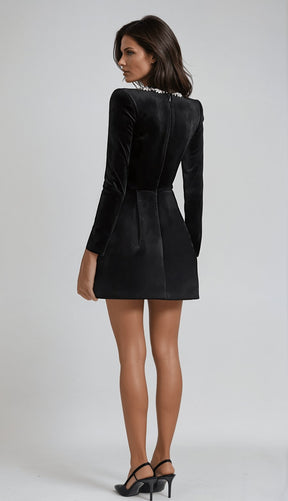 Robe velours décolleté orné cristaux sérénité