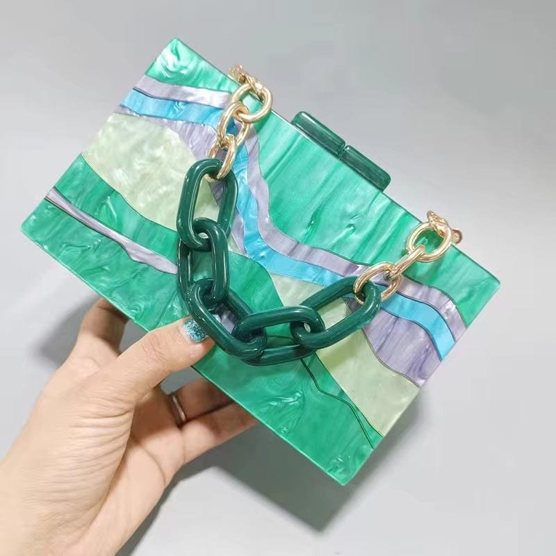 Sac acrylique vert avec chaîne dorée saphir