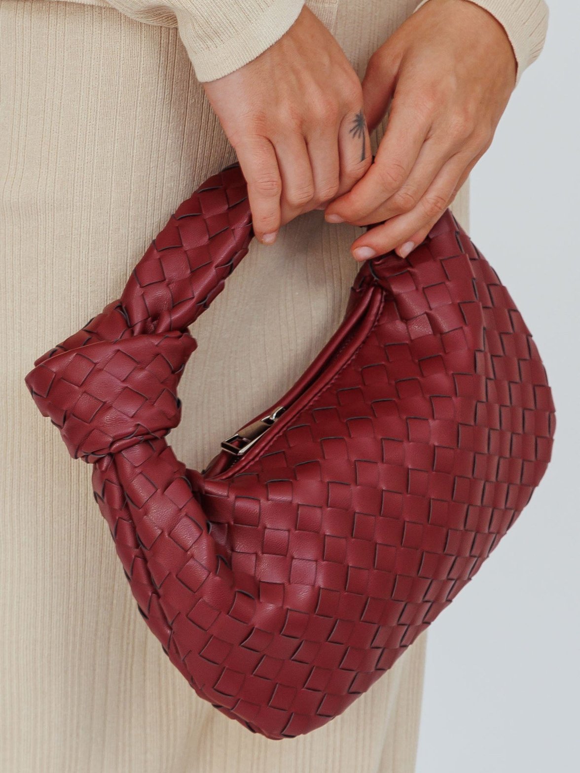 Vue de face du sac rouge corail