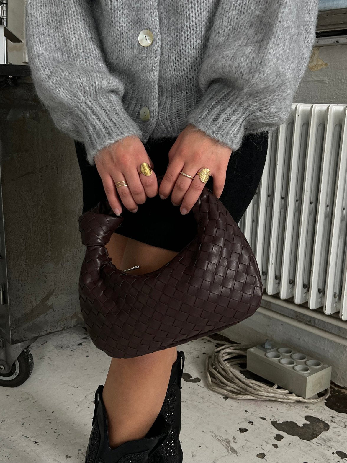 Vue portée du sac marron rubis