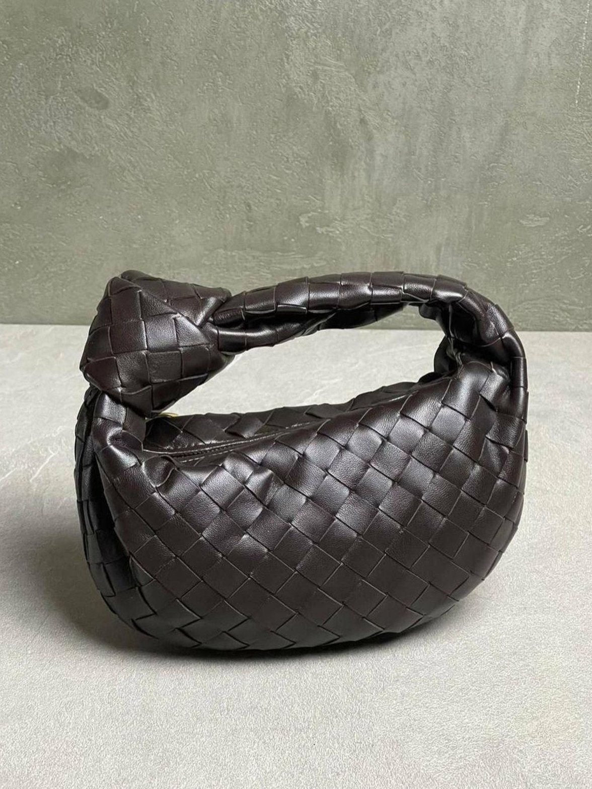 Détail du cuir tressé marron saphir