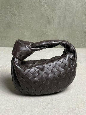 Détail du cuir tressé marron saphir