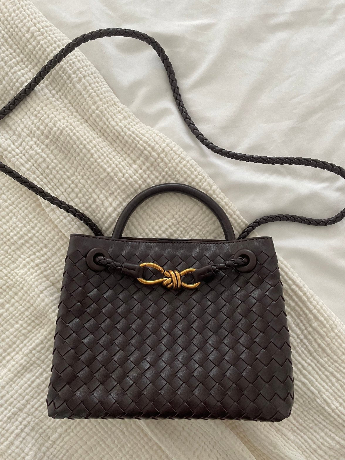 Mini sac tressé marron porté épaule gracieux