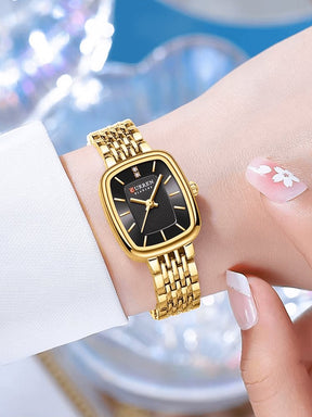 Détail du bracelet montre en acier doré - Sublime