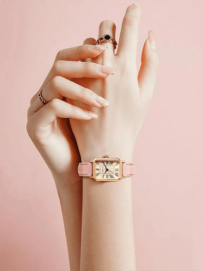 Montre élégante portée au poignet étincelant