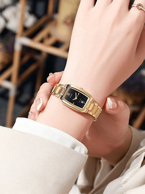 Montre rectangle dorée vue de face - Sublime