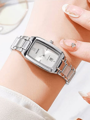 Montre rectangle argentée vue de profil étincelant