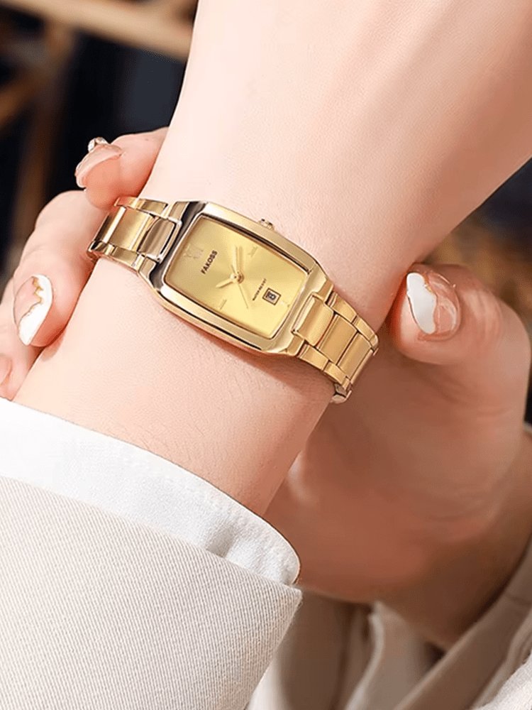 Montre rectangulaire dorée élégante sur poignet féminin soleil