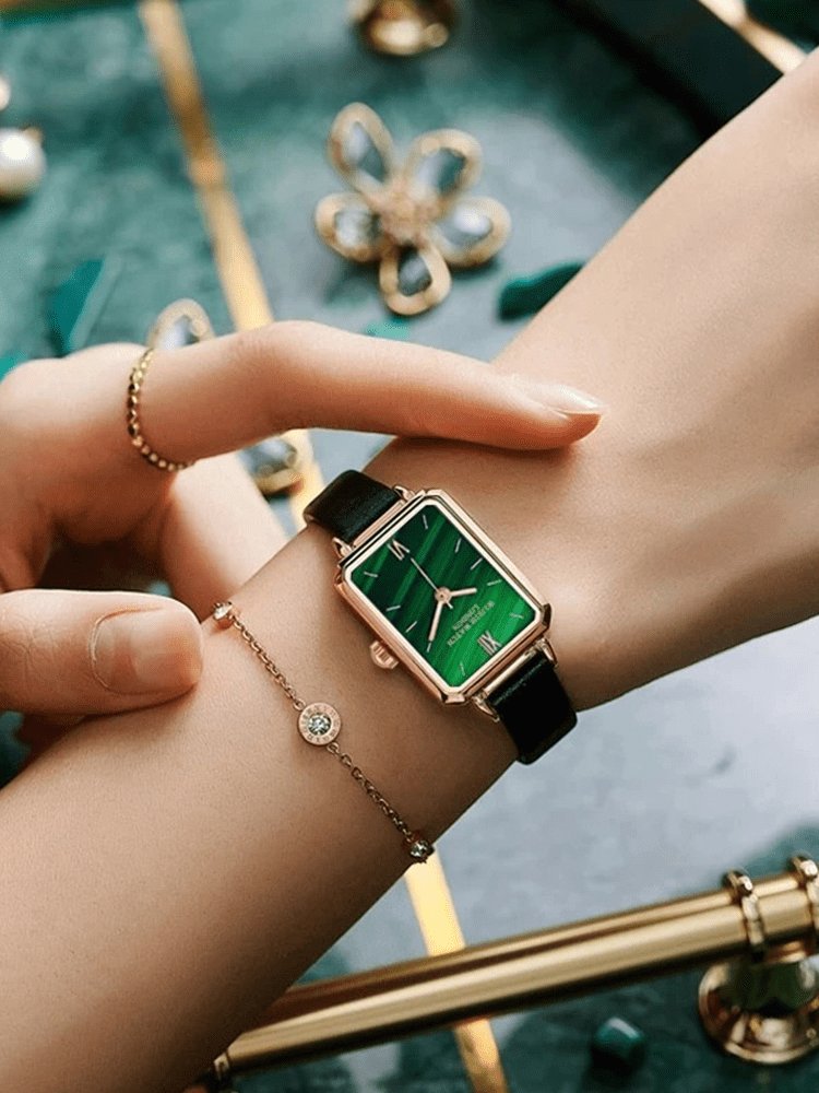 Montre rectangulaire dorée avec cadran vert émeraude sublime