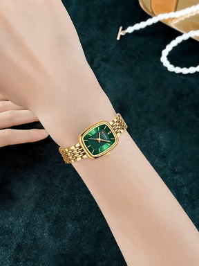 Montre rectangulaire dorée face avant rubis