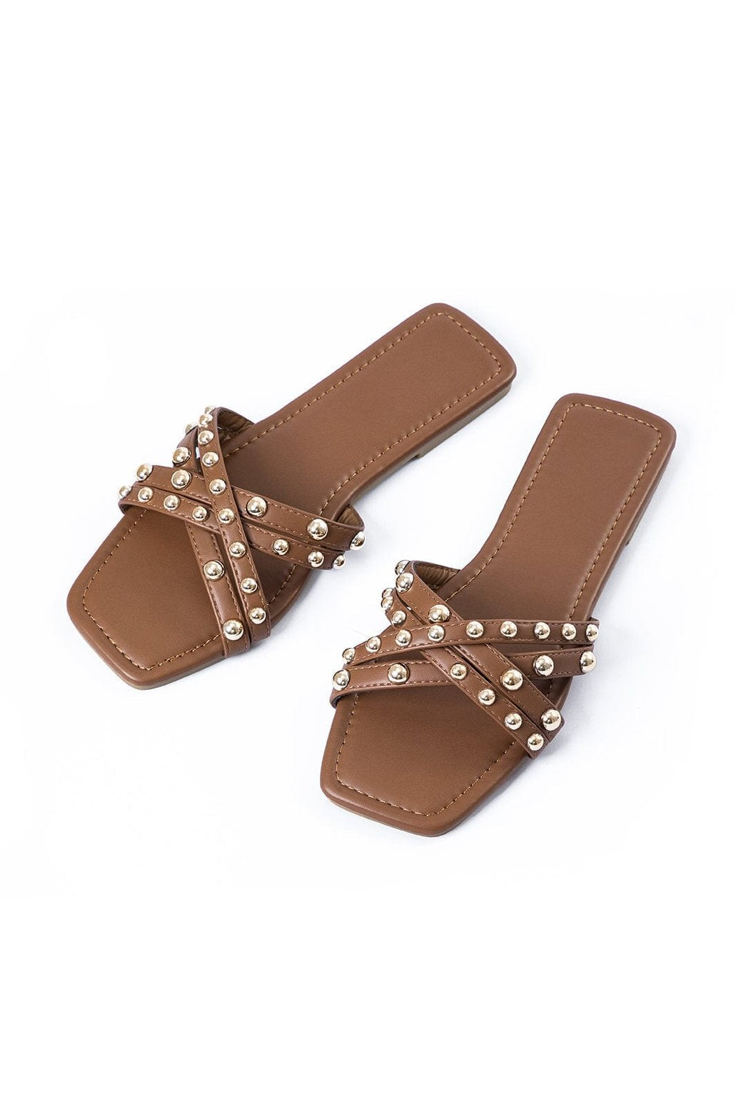 Mules marron cloutées vue de dessus soleil