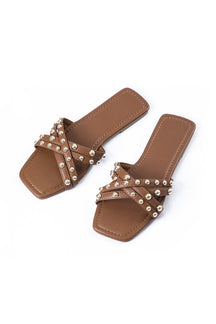 Mules marron cloutées vue de dessus soleil