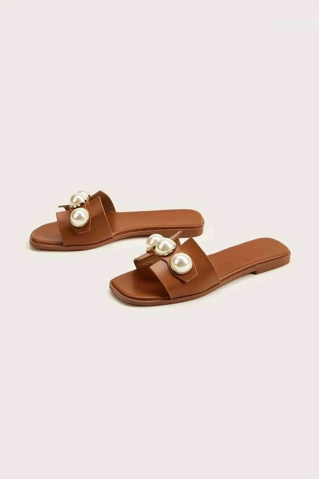Mules plates caramel avec perles décoratives soleil