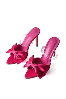 Détail du nœud en satin rose étincelant