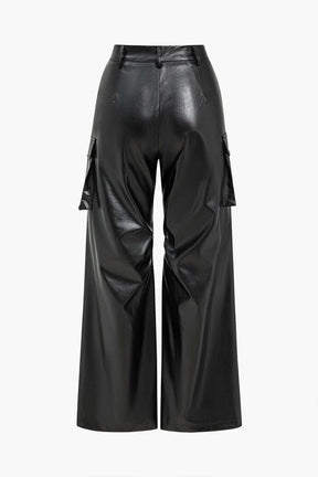 Vue de côté du pantalon cargo en simili-cuir élégant