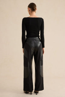 Vue latérale du pantalon en simili cuir noir velours