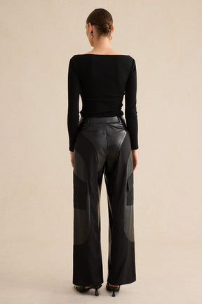 Vue latérale du pantalon en simili cuir noir velours