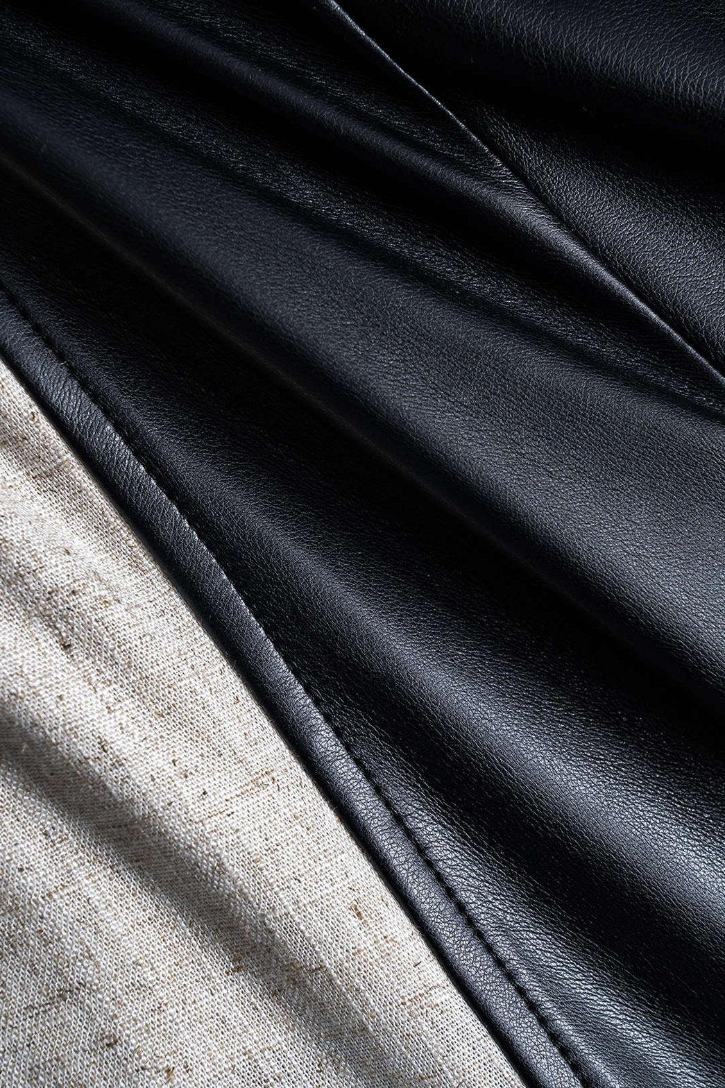 Pantalon effet cuir contrasté noir et blanc lune