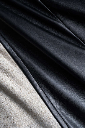 Pantalon effet cuir contrasté noir et blanc lune