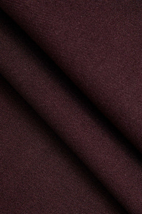 Détail de la coupe asymétrique du pantalon lune