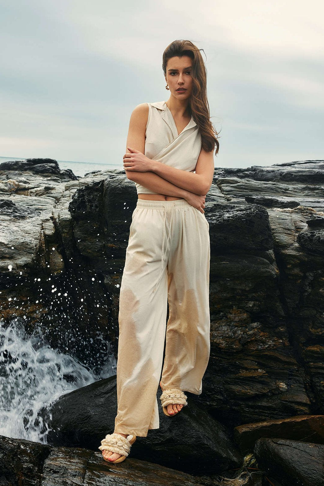 Pantalon large beige en lin sur rochers étoile