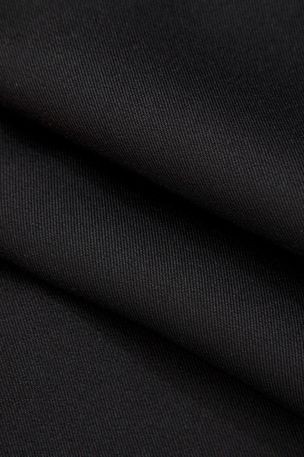 Vue arrière du pantalon large en simili-cuir noir chic