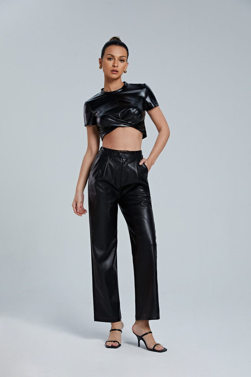 Pantalon simili cuir noir vue de côté lune