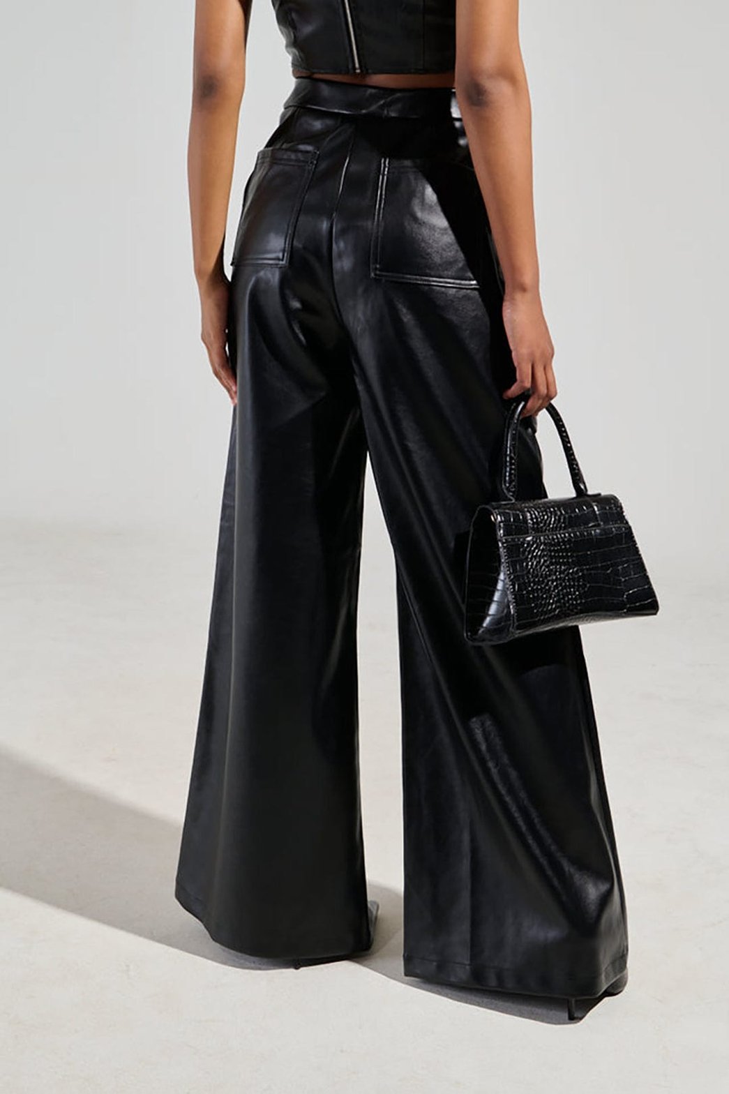 Pantalon large en simili cuir noir tendance satin