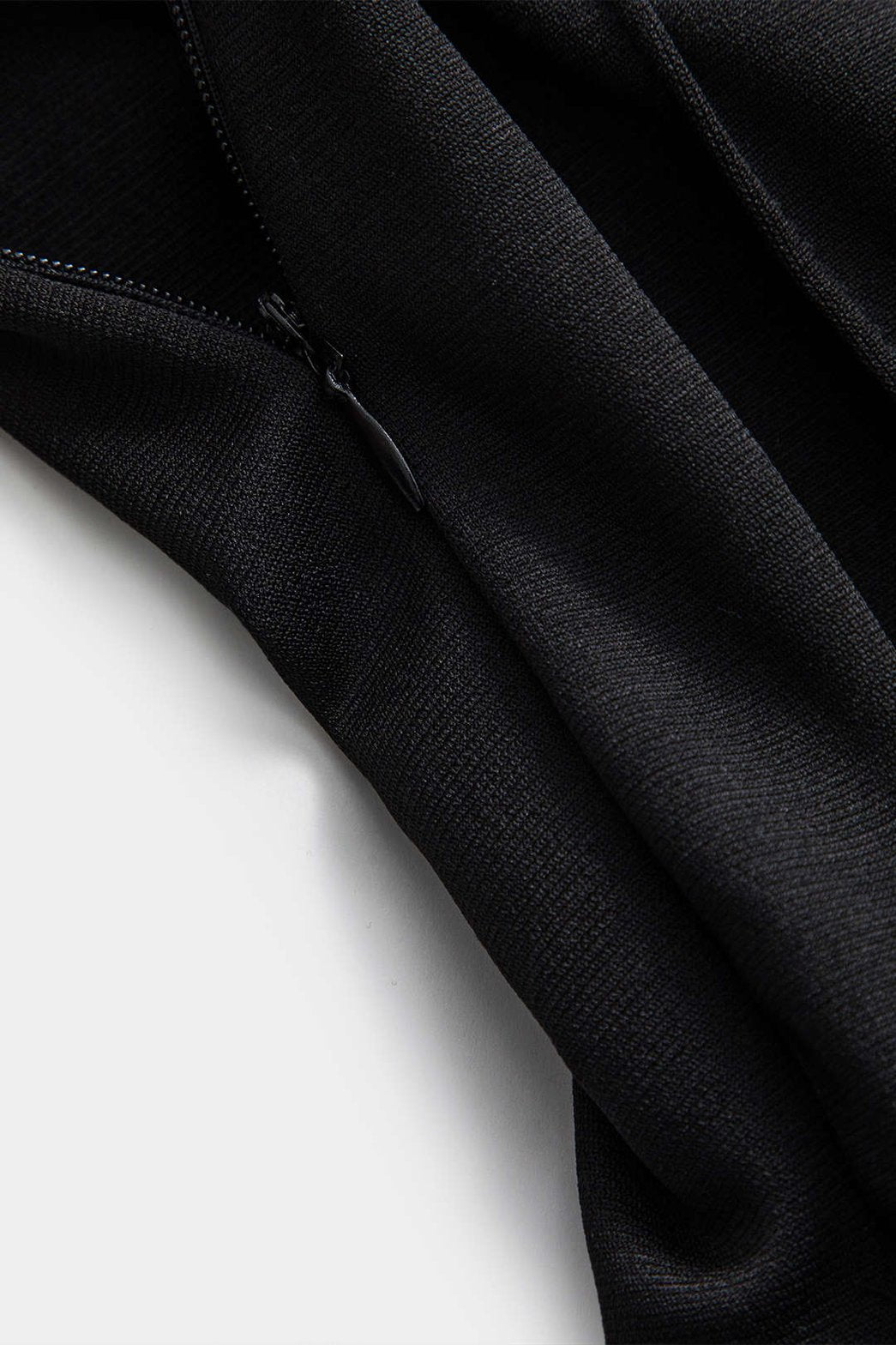 Vue latérale du pantalon noir cristal