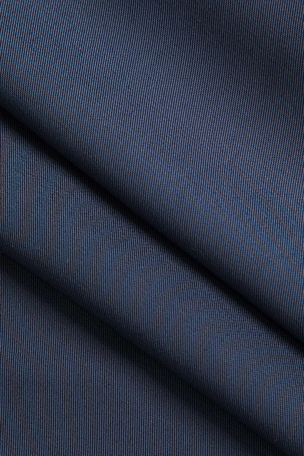 Vue latérale du pantalon large noir pluie