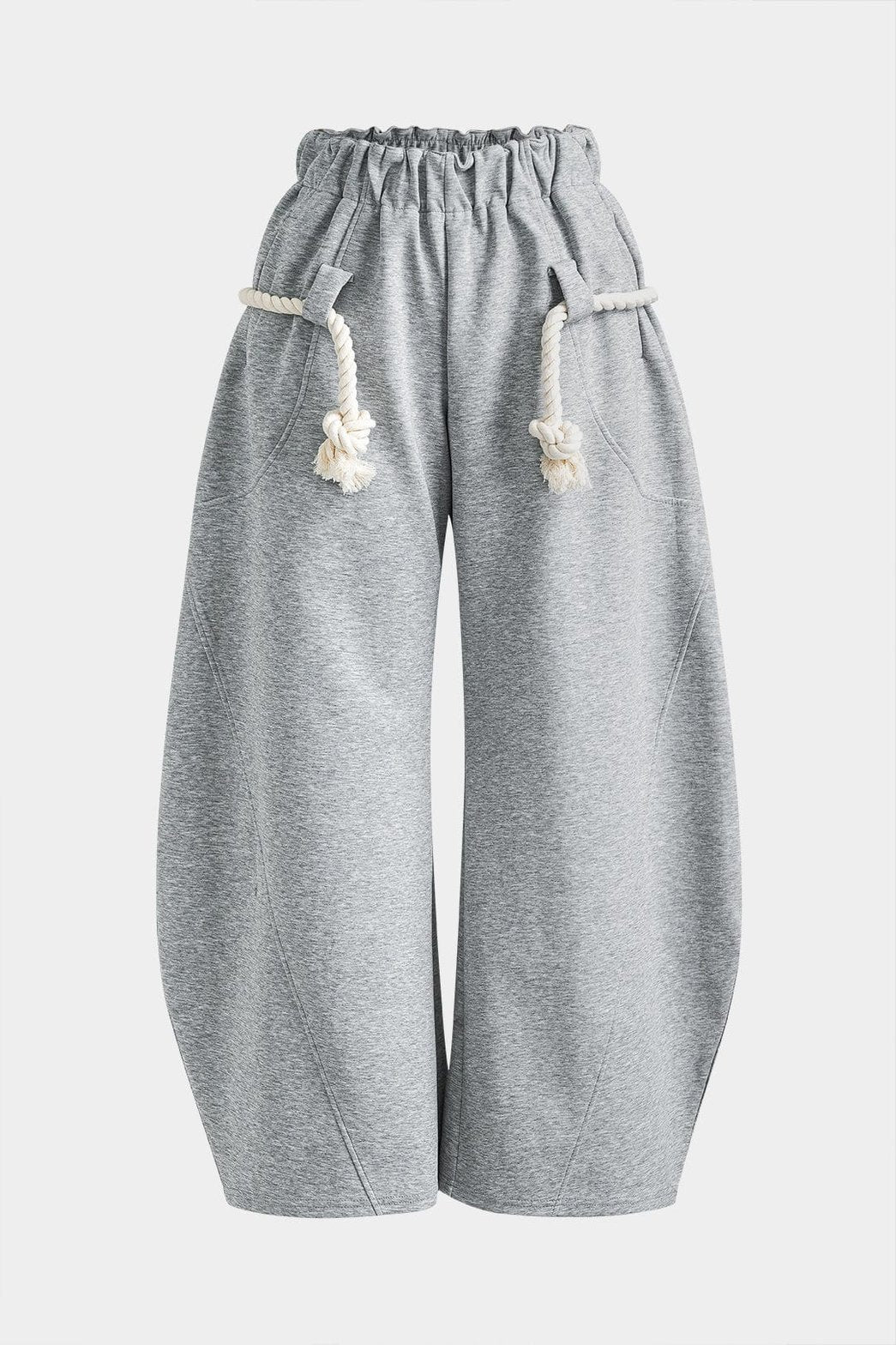 Pantalon large plissé gris vue de face soleil