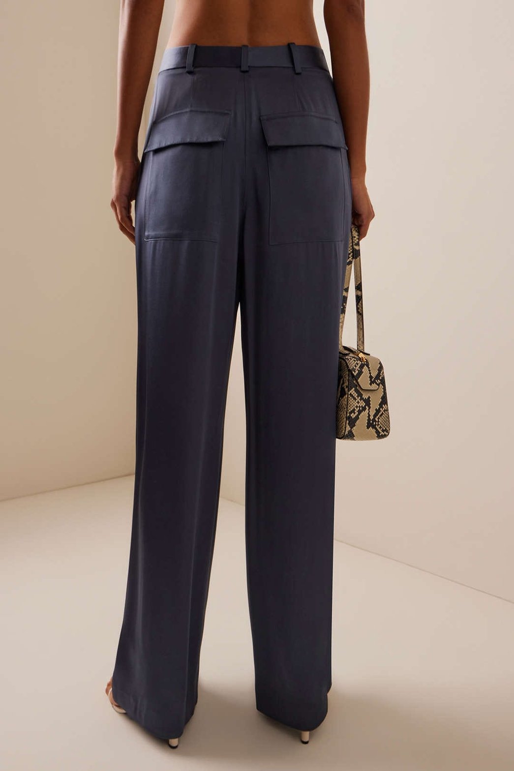 Pantalon satiné plissé vue portée élégance