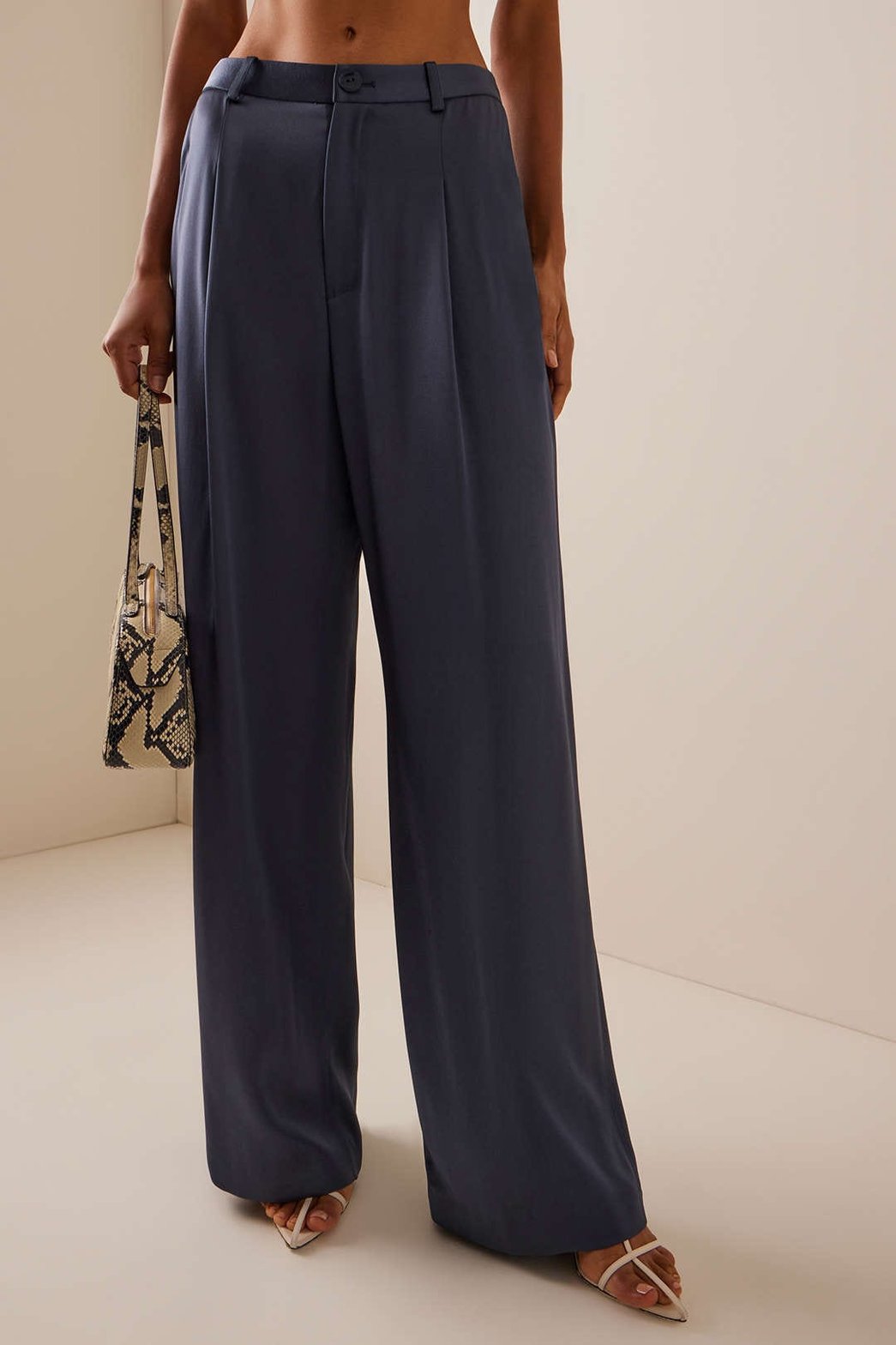 Pantalon satiné plissé élégant vue de face douceur