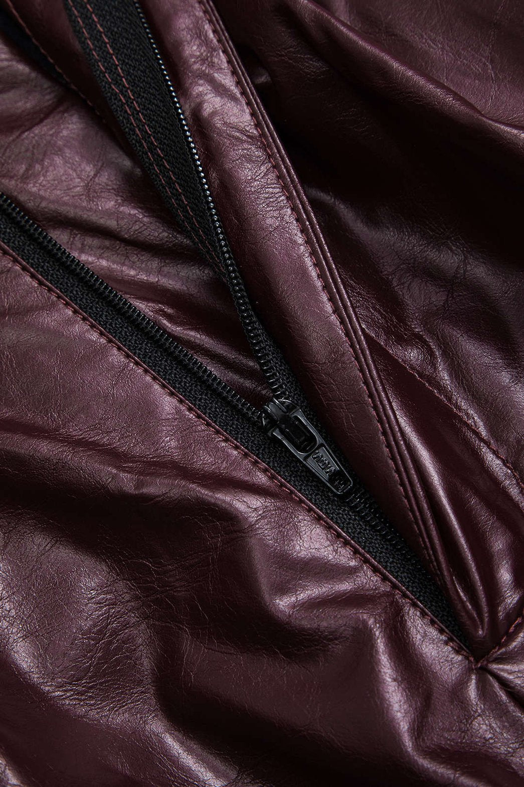 Pantalon similicuir bordeaux vue arrière éclair