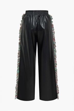 Vue de côté du pantalon en faux cuir avec franges lune