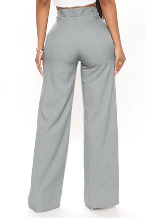 Vue latérale pantalon gris zen