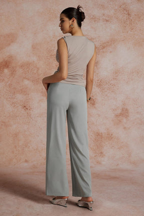 Vue complète pantalon gris calme