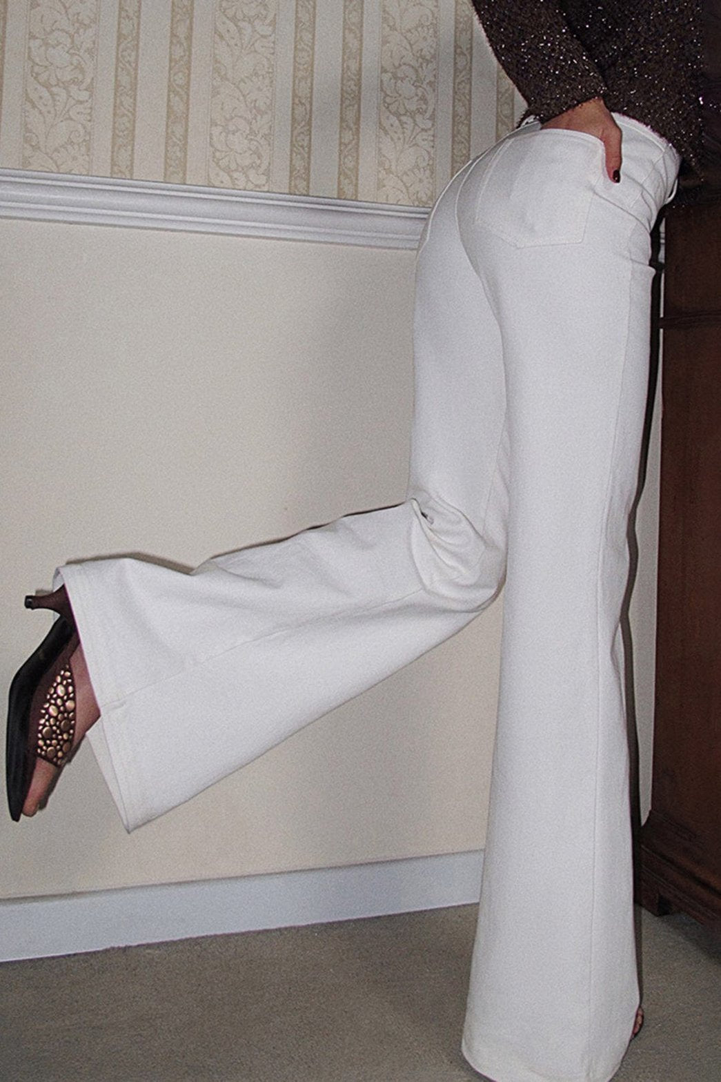 Pantalon blanc jambes évasées vue arrière lune