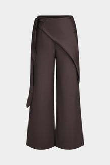 Pantalon large asymétrique marron vue face soleil