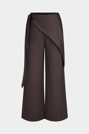 Pantalon large asymétrique marron vue face soleil