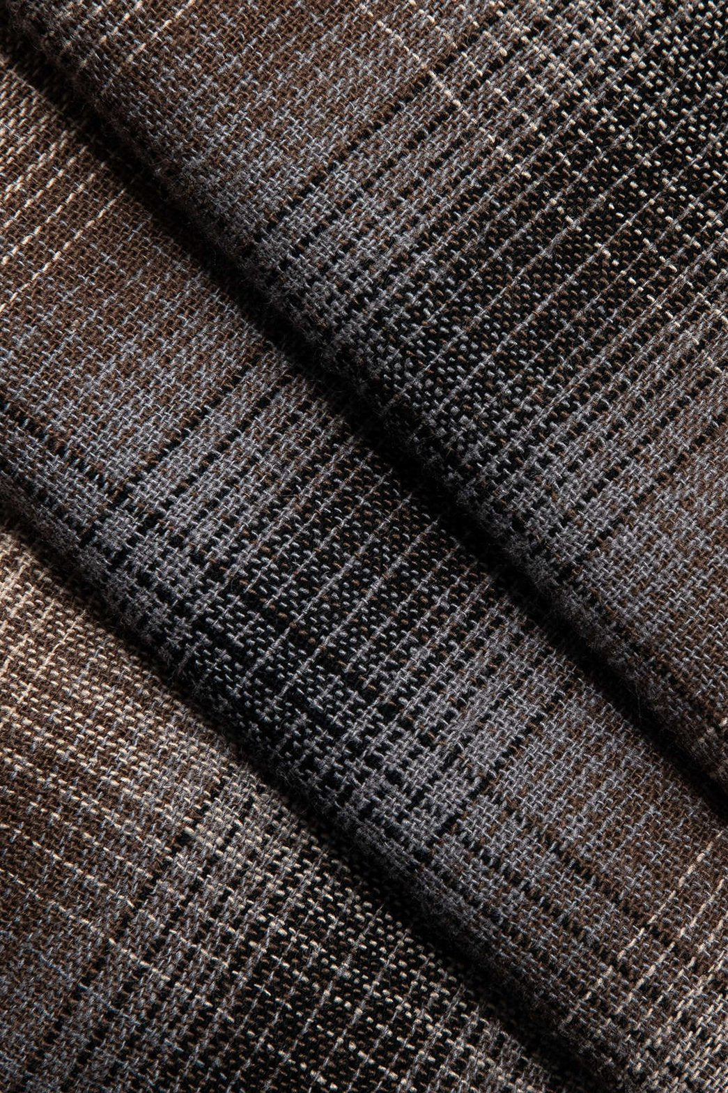 Pantalon tartan marron détail tissu vent