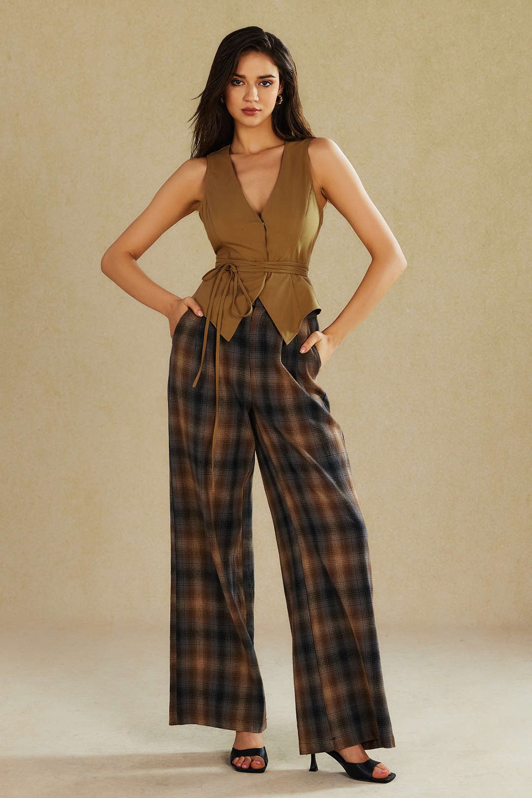Pantalon tartan marron vue de face soleil